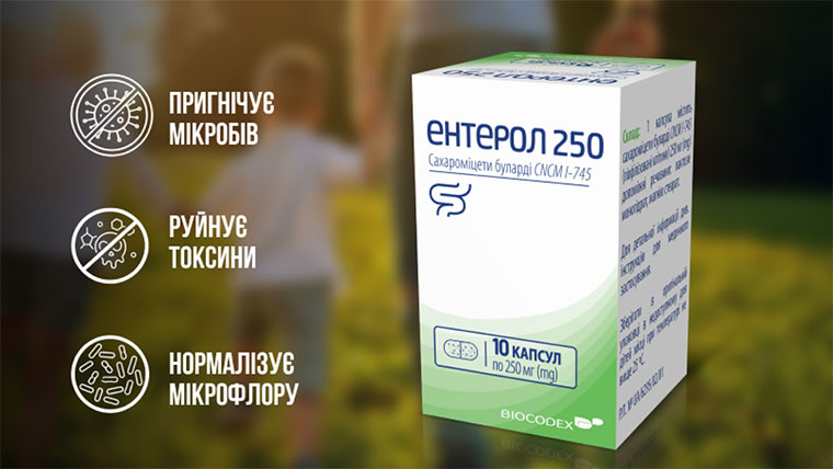 Зображення біло-зеленої упаковки препарату Enterol 250 на розмитому фоні сім'ї, що йде по траві, з трьома іконками зліва: "ПРИГНІЧУЄ МІКРОБІВ", "РУЙНУЄ ТОКСИНИ", "НОРМАЛІЗУЄ МІКРОФЛОРУ".
